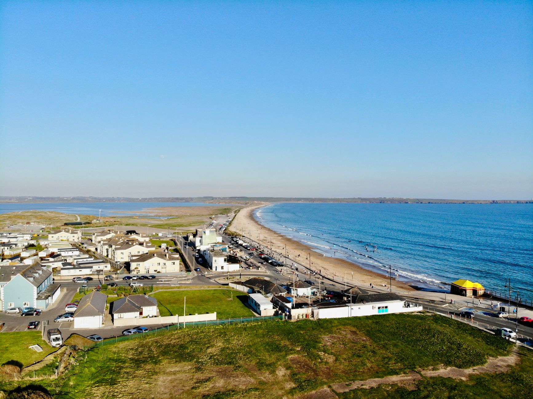 Lotnicze ujęcie nadmorskiego miasteczka z plażą i zabudową