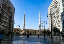 Meczet Al-Masjid an-Nabawi w Medynie o zachodzie słońca