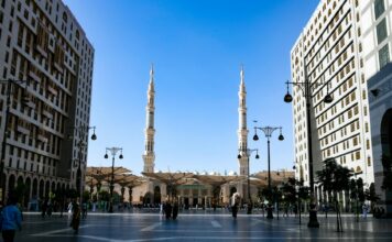 Jak podróżować solo po Arabii Saudyjskiej: porady bezpieczeństwa dla kobiet i mężczyzn Meczet Al-Masjid an-Nabawi w Medynie o zachodzie słońca
