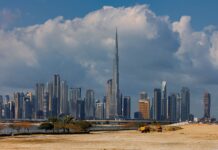 Neom, The Line, Oxagon: nowe futurystyczne miasta na mapie Arabii Saudyjskiej Burdż Chalifa górujący nad panoramą Dubaju pod dramatycznymi chmurami