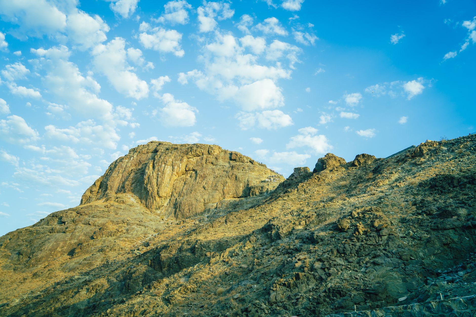 Jaskinia Hira na Jabal al-Nour w Mekce w słoneczny dzień
