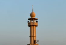 Minaret meczetu na tle czystego błękitnego nieba