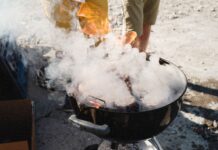 Saudyjskie grille i pikniki na pustyni: mięso, przyprawy i zwyczaje przy ognisku Grillowane mięso na dymiącym ruszcie podczas pikniku na świeżym powietrzu