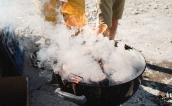 Grillowane mięso na dymiącym ruszcie podczas pikniku na świeżym powietrzu